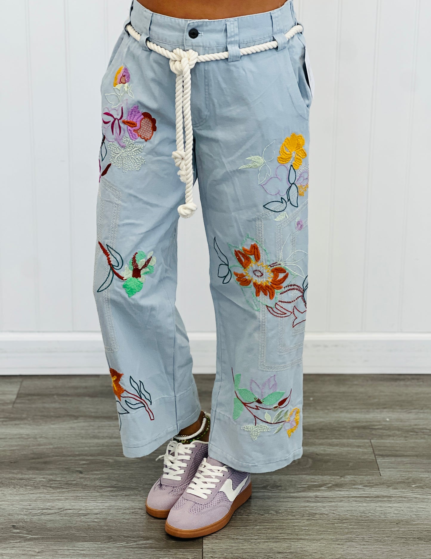 Light Denim Floral Embroidered Pants (Reg.)