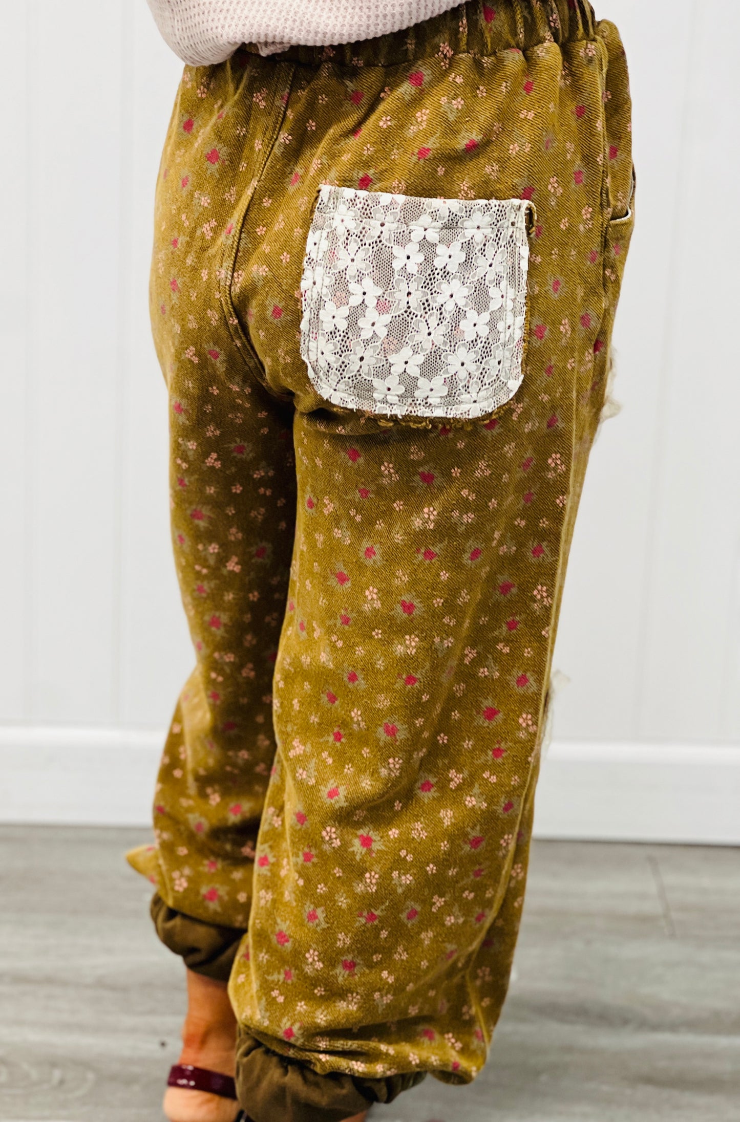 POL Floral Contrast Lace & Woven Patch Pants (Reg.)