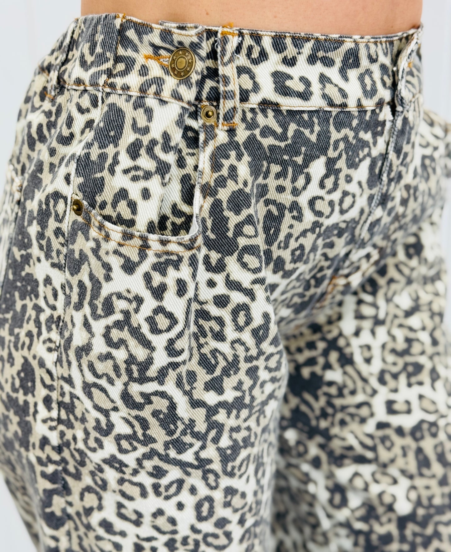 Beige Leopard Side Button Jeans (Reg.)