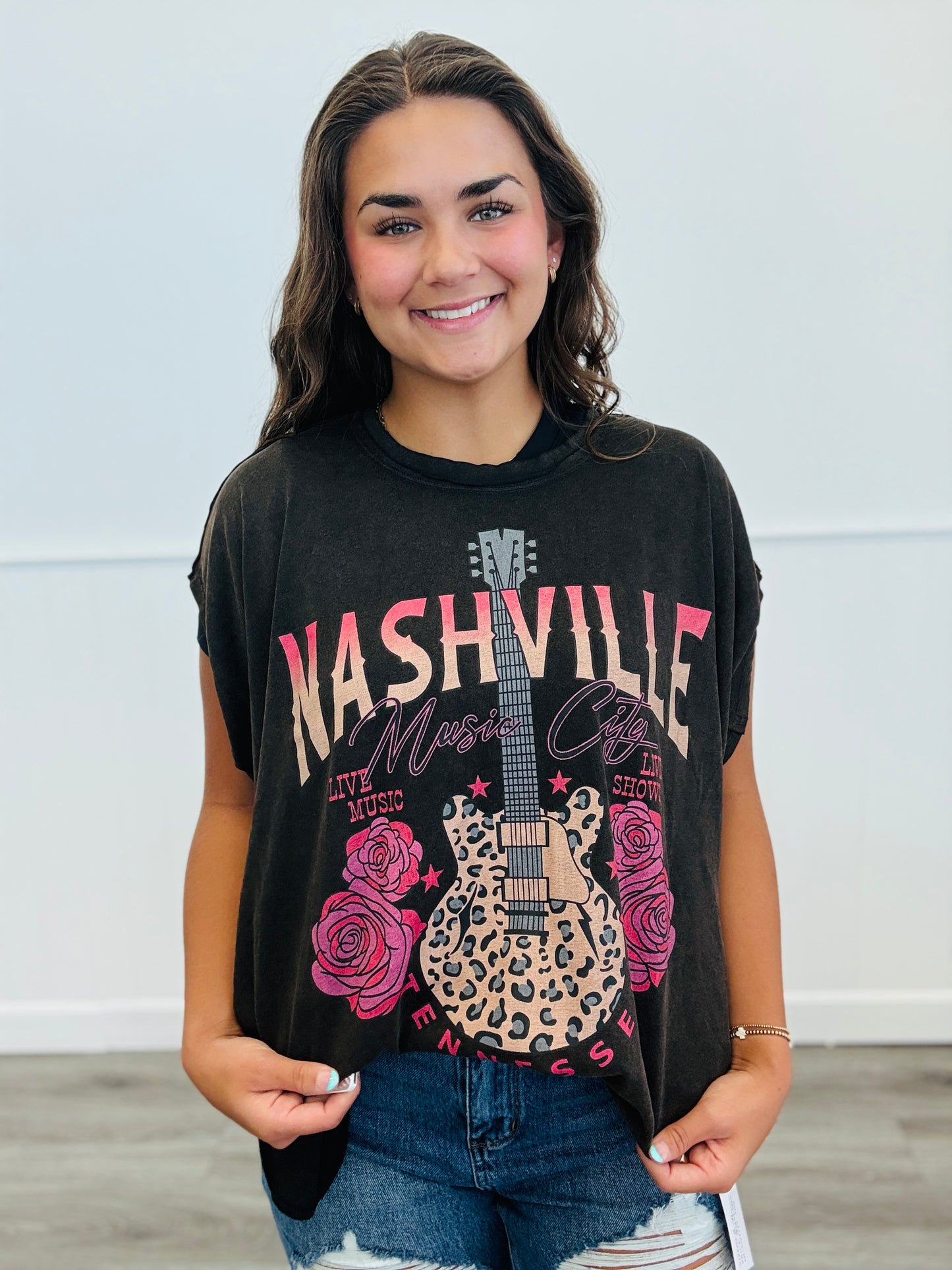Brown Nashville Guitar & Roses Graphic Tee (Reg.)
