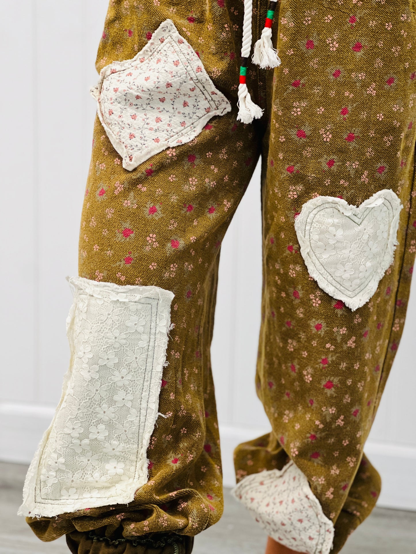 POL Floral Contrast Lace & Woven Patch Pants (Reg.)