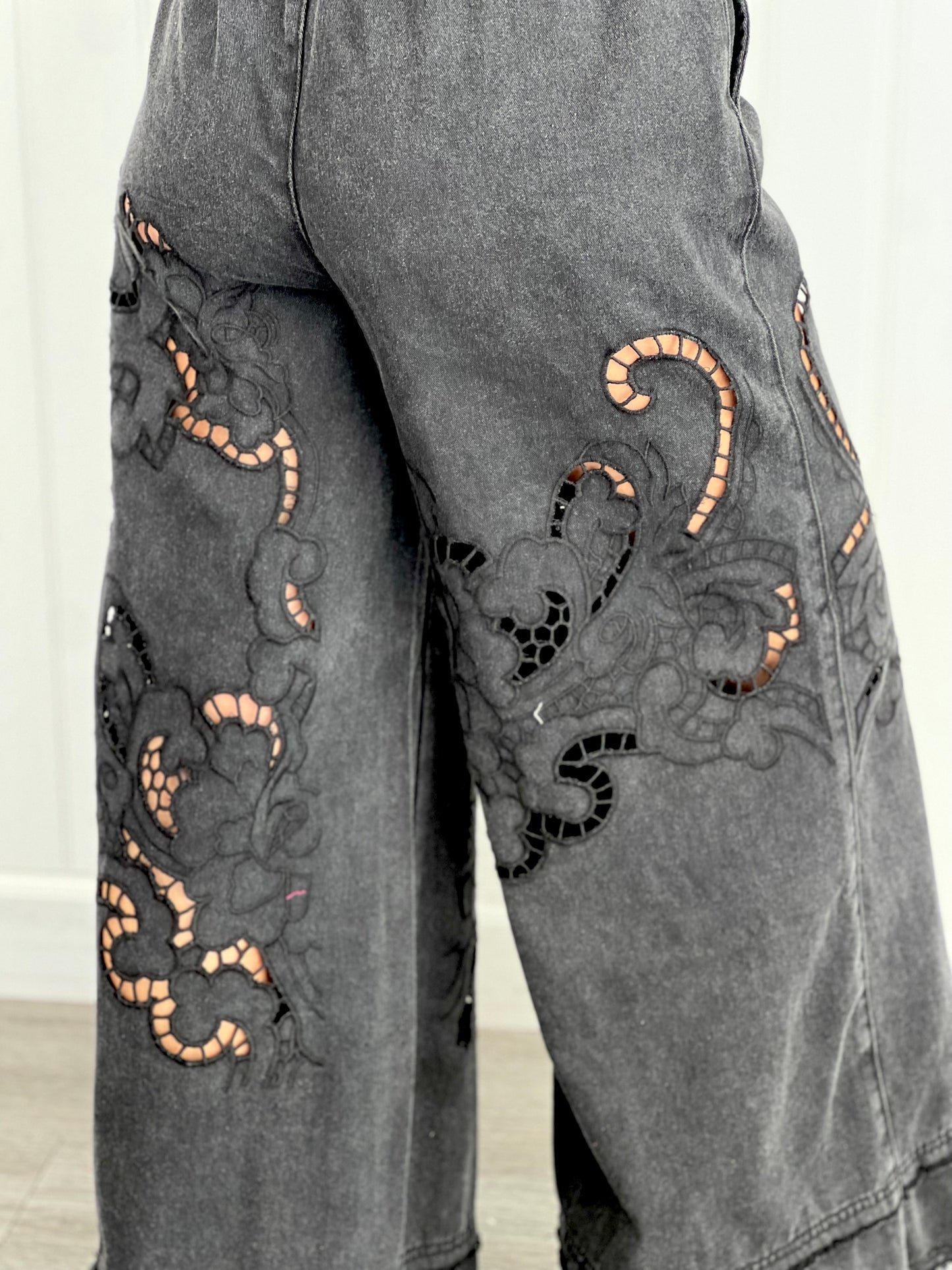 POL Black Twill Laser Cut Wide Leg Pants (Reg)