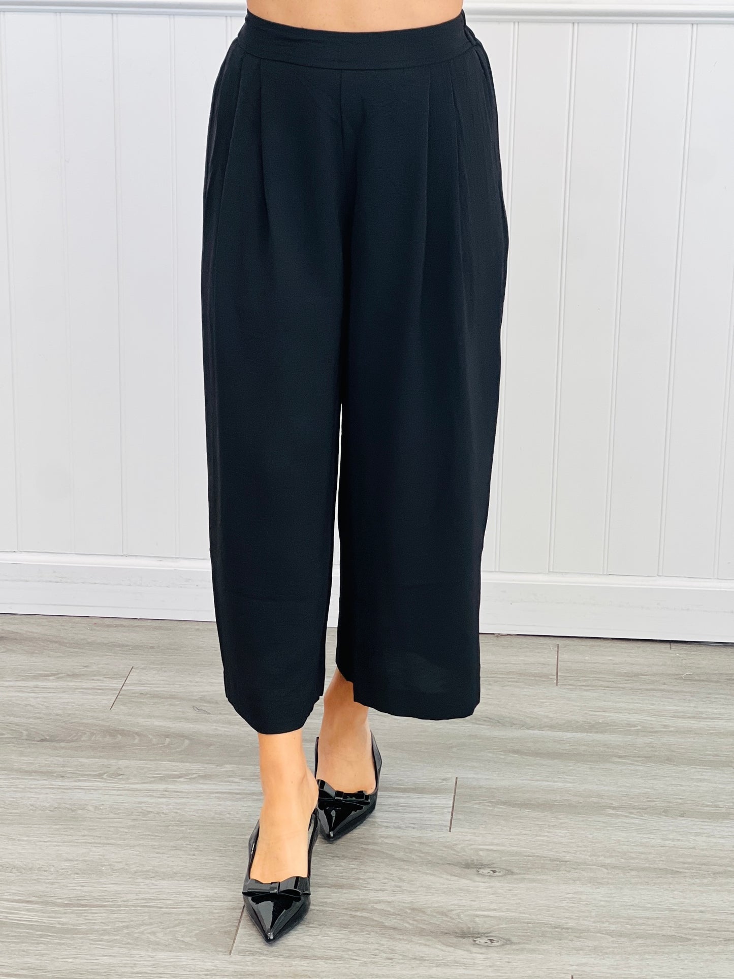 Black Contrast Collar Sleeveless Top & Pant Set (Reg. and Plus)