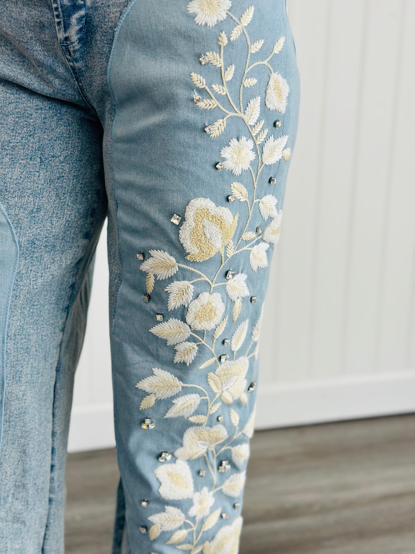 Stunning Embroidered Light Wash Jeans (Reg.)