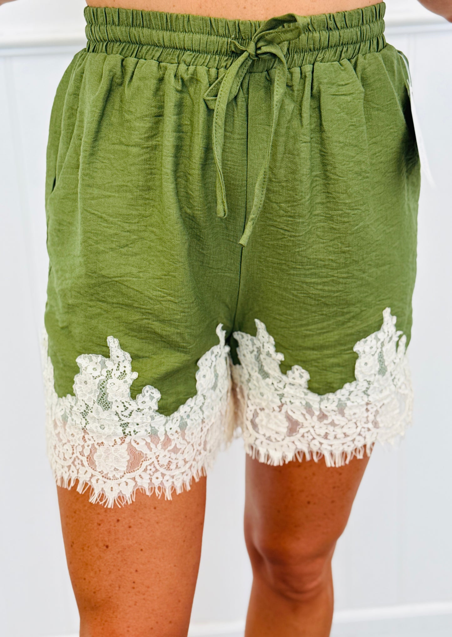 Scallop Lace Trim Solid Shorts (Reg.)-2 Colors