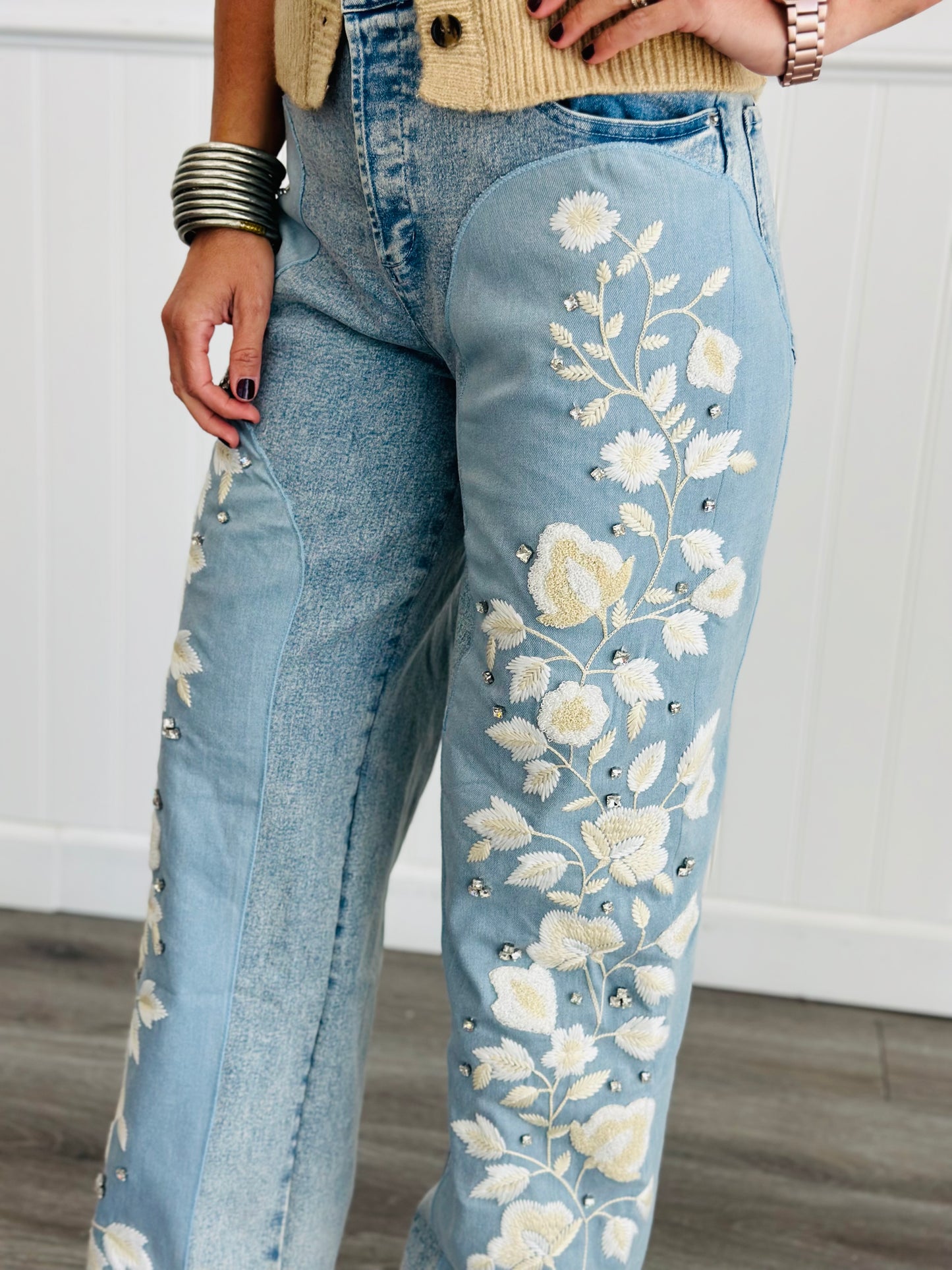 Stunning Embroidered Light Wash Jeans (Reg.)