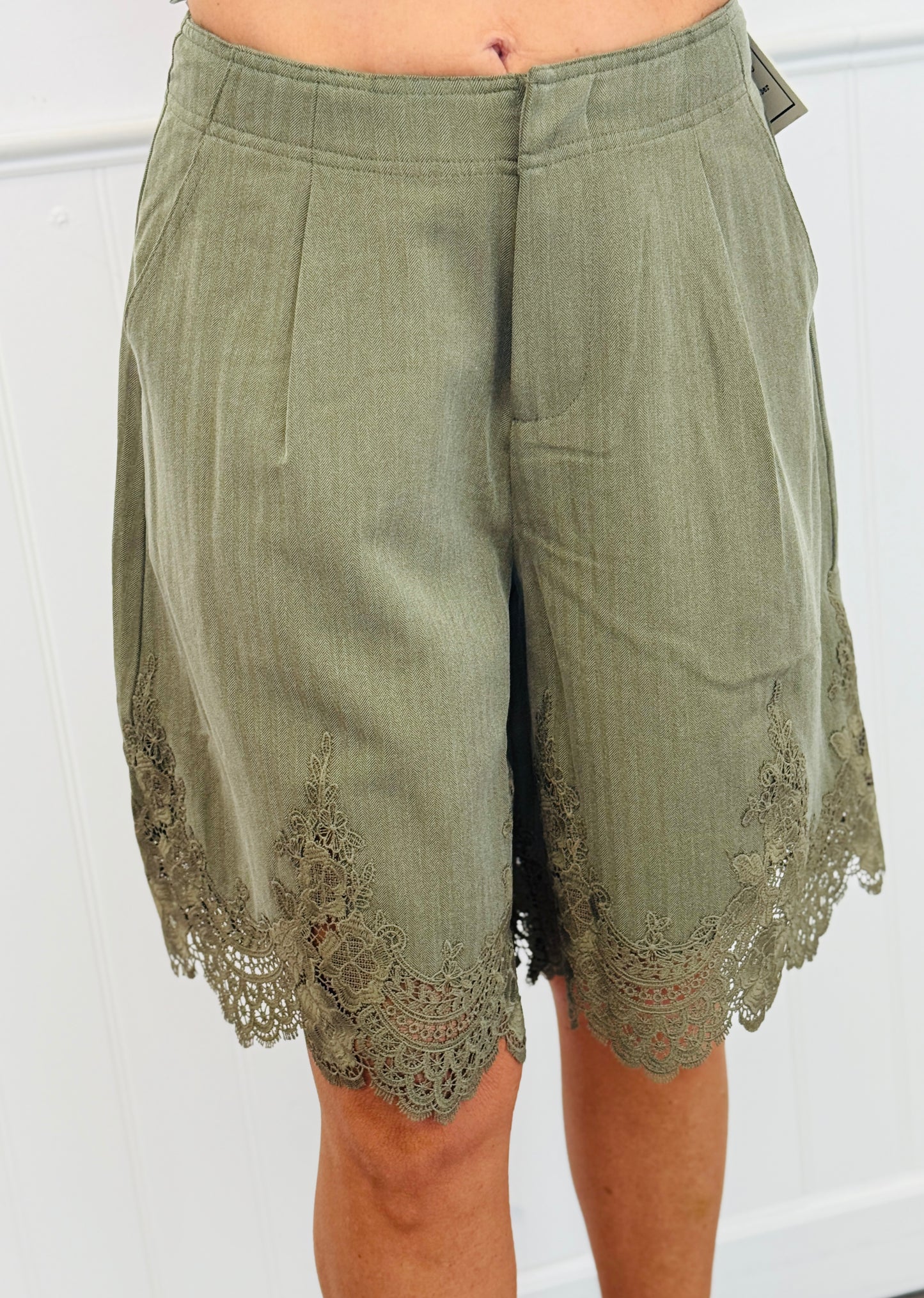 Olive Lace Detailed Long Shorts (Reg.)