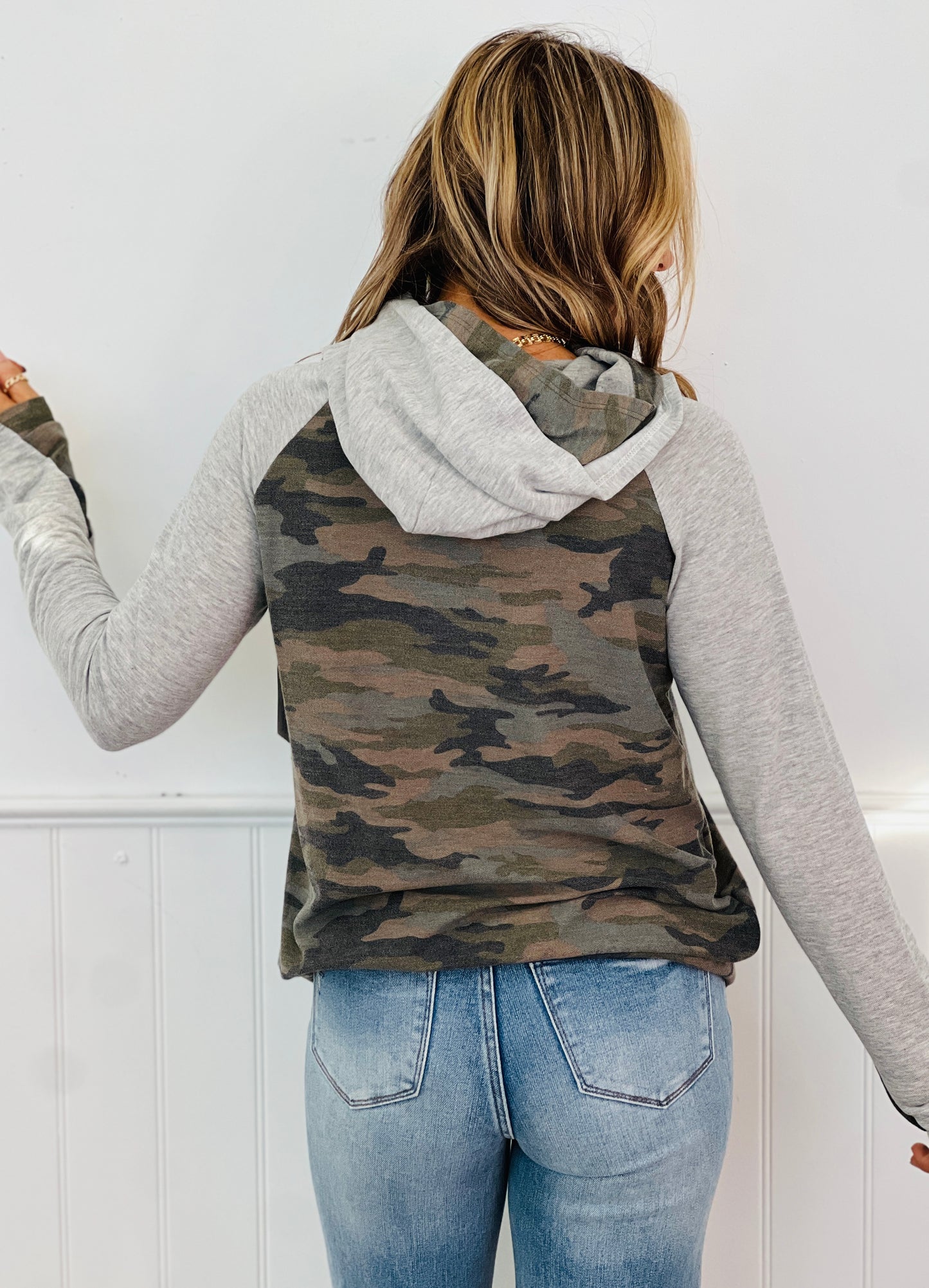 Camo Contrast Long Sleeve Hoodie Top (Reg.)