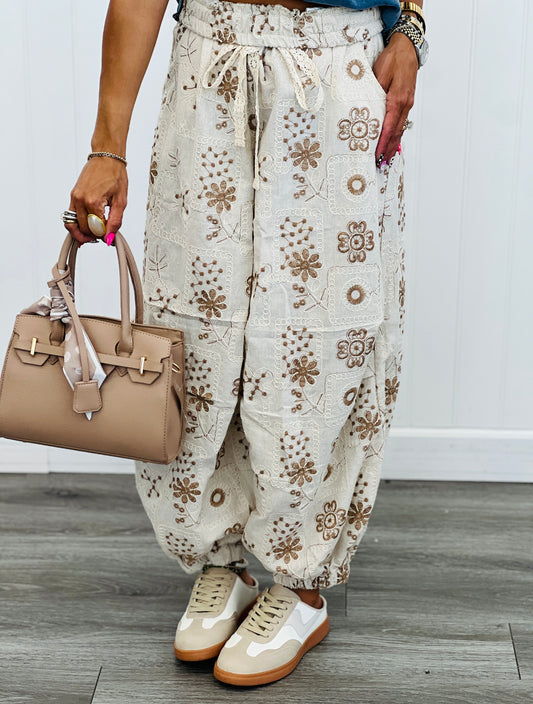 POL Natural Floral Embroidered Joggers (Reg.)