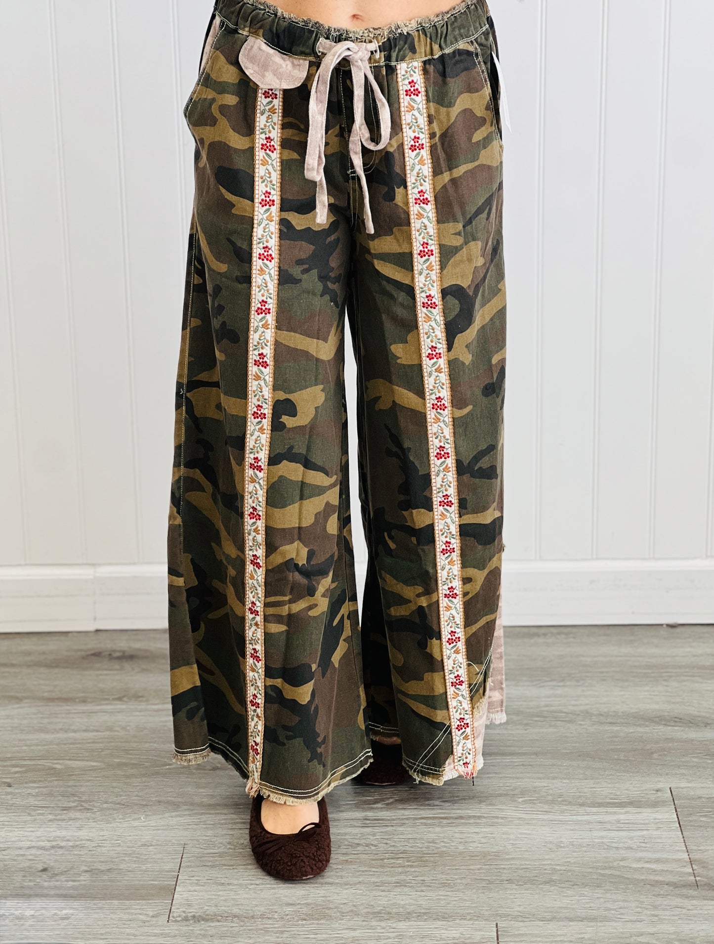 POL Olive Camo Floral Trim Baggy Pants (Reg.)