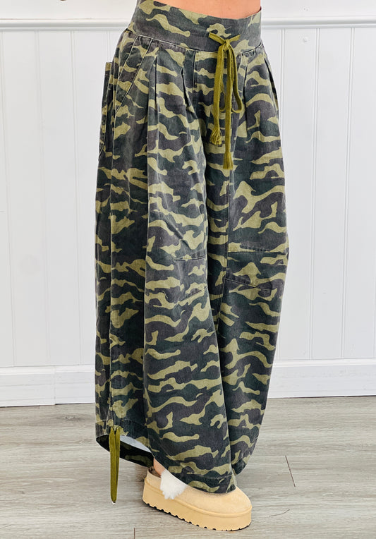 Ruched Side Camo Print Pants (Reg.)