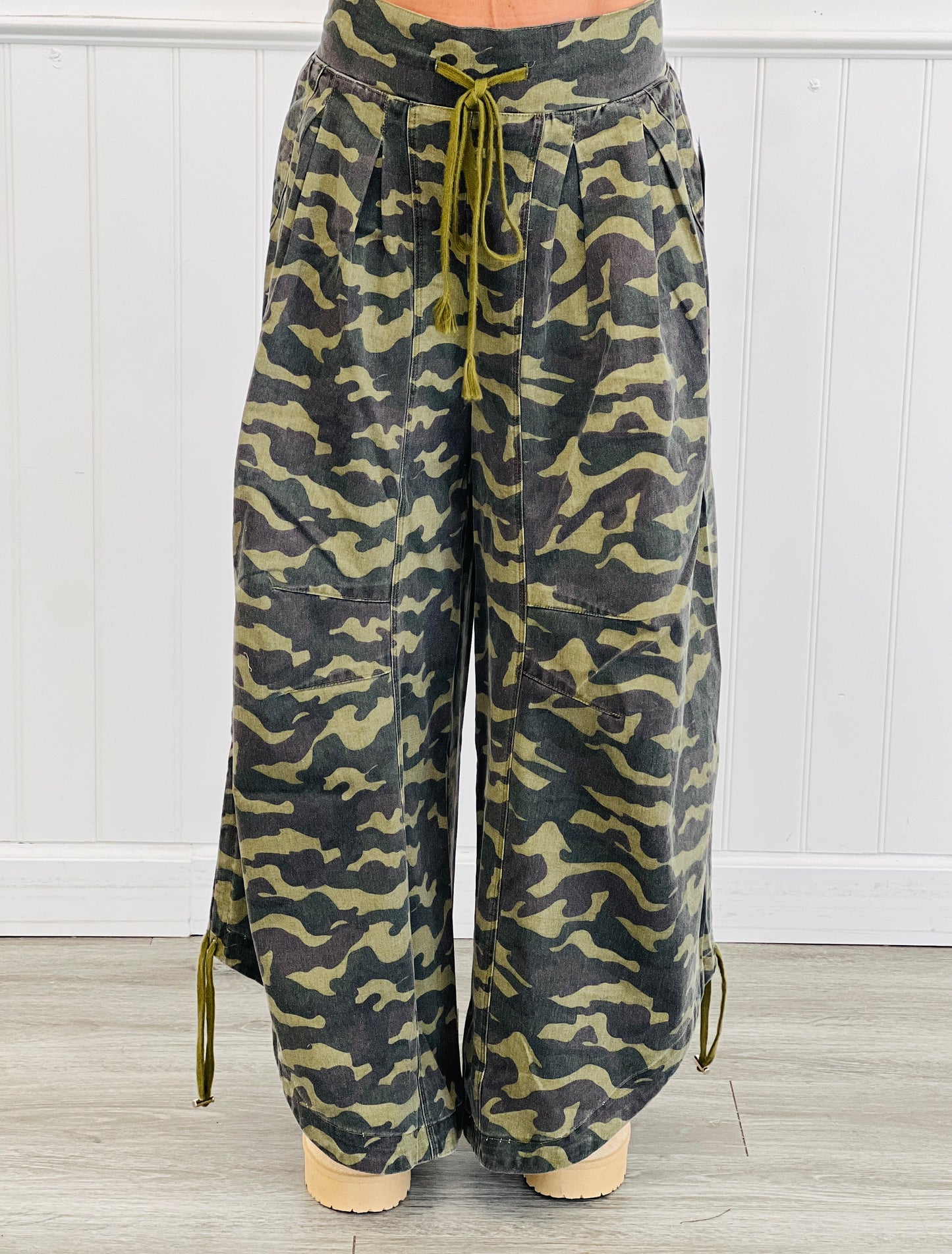 Ruched Side Camo Print Pants (Reg.)
