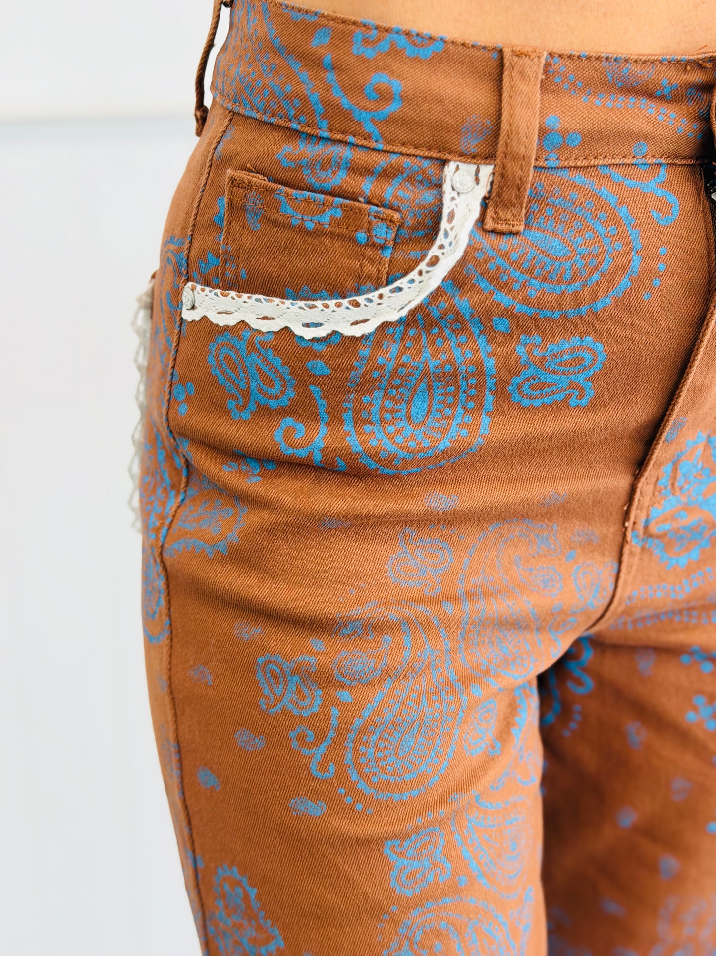 Brown Bandana Frey Hem Denim Pants (Reg.)