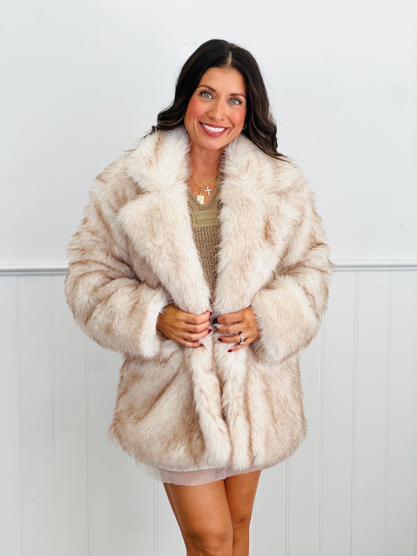 Cream Oversized Faux Fur Jacket (Reg.)