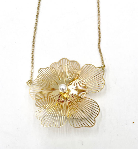 Graceful Gold Flower Necklace