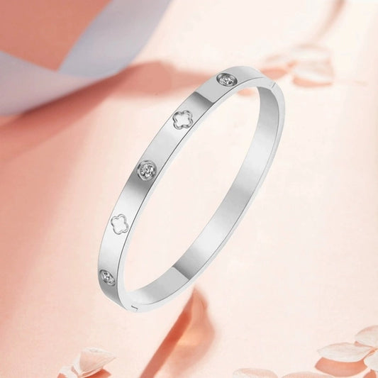 18K Clover Design Bangle